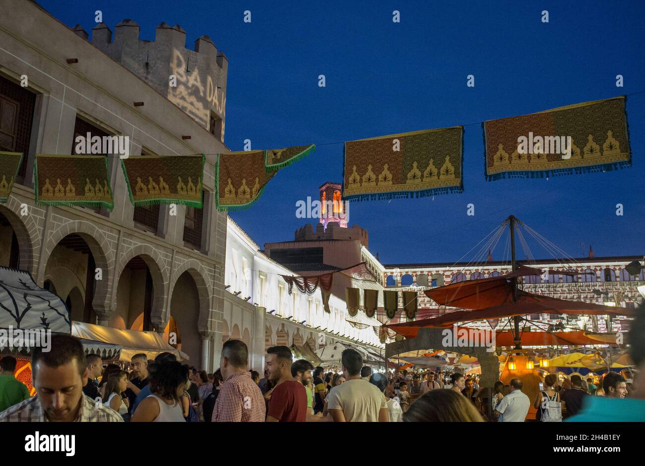 Plaza alta piena di visitatori durante l'Almossasa Culture Festival. Badajoz, Spagna Foto Stock