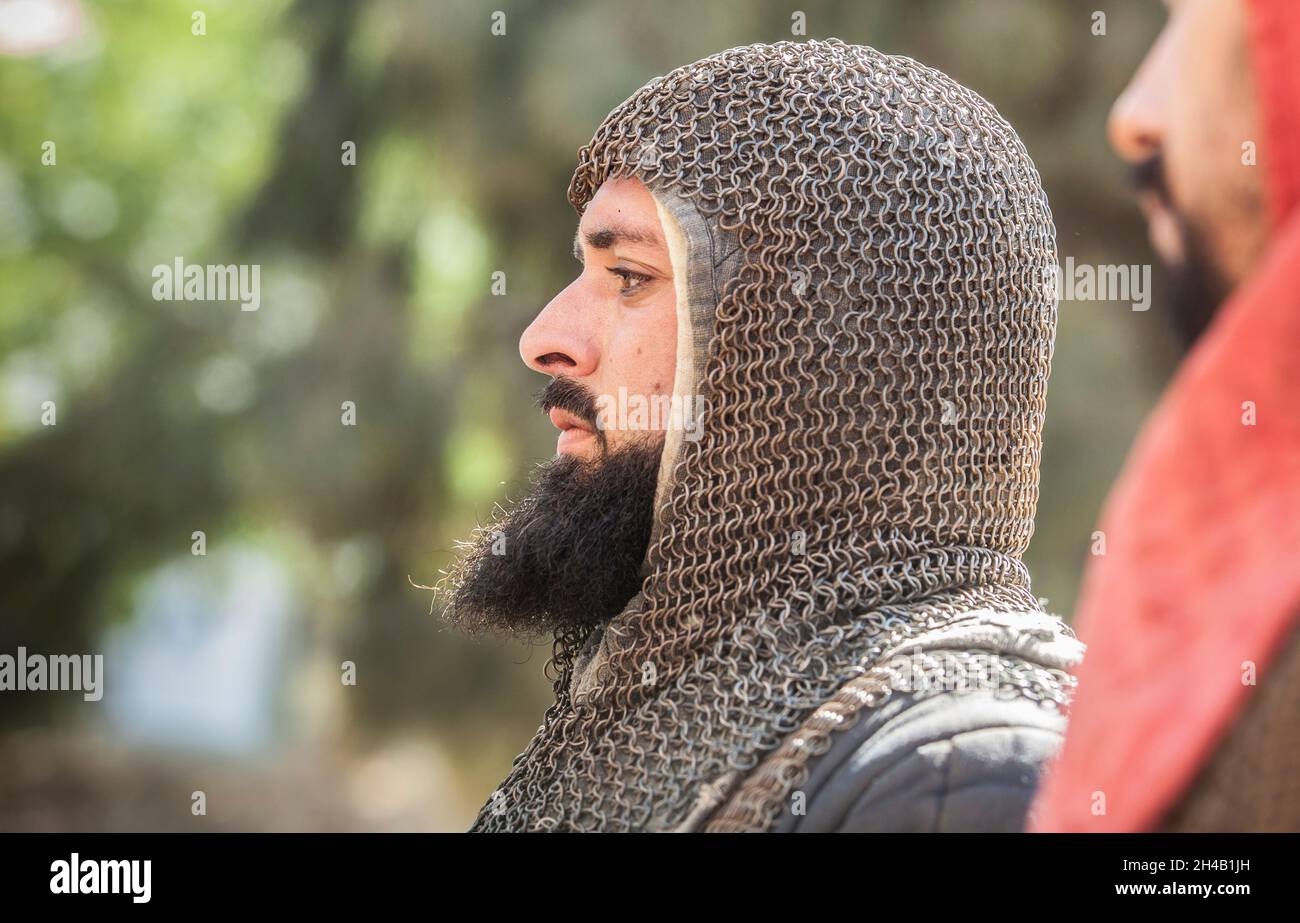 Badajoz, Spagna - Seot 28, 2019: Reenattori medievali moreschi protetti con mail coif. Almossasa Festival della cultura di Badajoz, Spagna Foto Stock