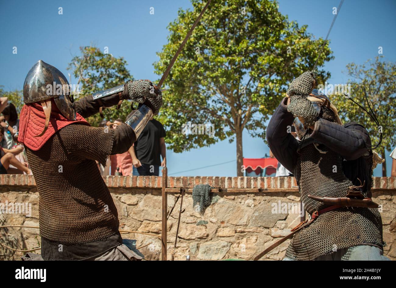 Reenattori medievali moreschi esecuzione combattimento spada. Almossasa Festival della cultura di Badajoz, Spagna Foto Stock