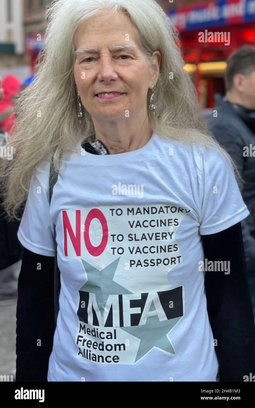 New York, NY, USA. 1 novembre 2021. Protesta sul mandato vaccinale alla Carnegie Hall di New York il 1° novembre 2021. Credit: Rainmaker Photo/Media Punch/Alamy Live News Foto Stock