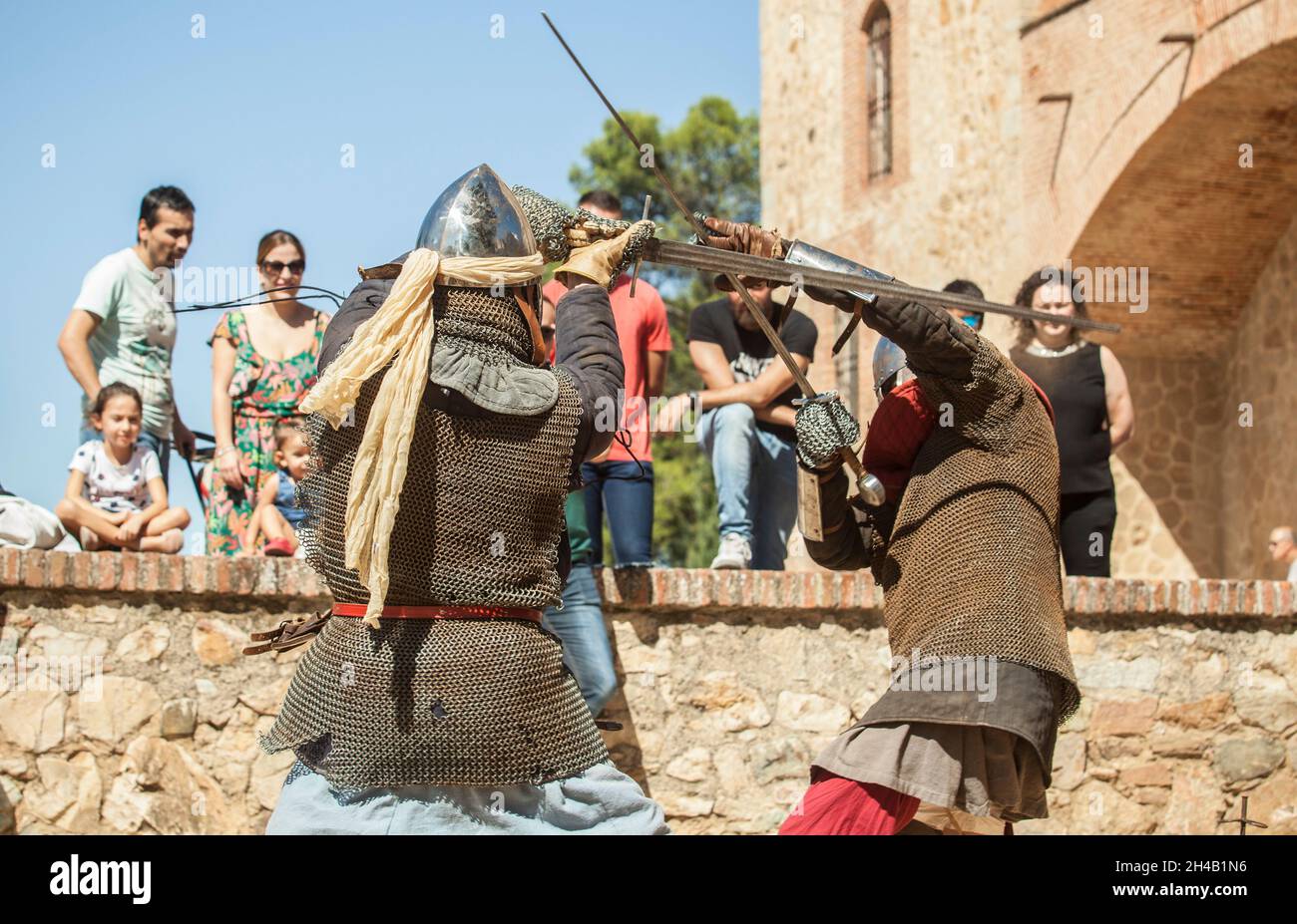 Reenattori medievali moreschi esecuzione combattimento spada. Almossasa Festival della cultura di Badajoz, Spagna Foto Stock