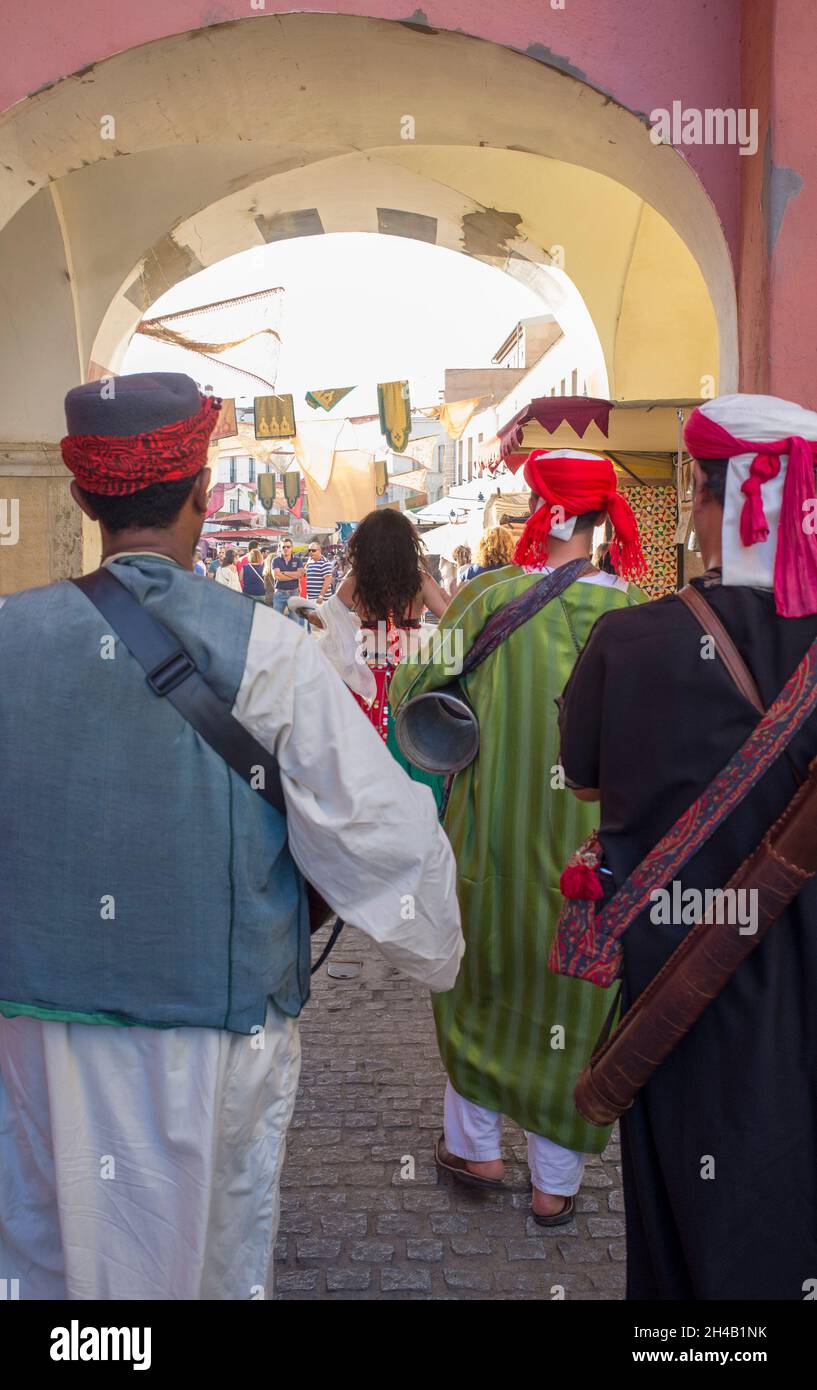 Badajoz, Spagna - 27 Settembre 2017: Danza del ventre con musica arabica in Street band al Festival di Almossassa. Badajoz, Spagna Foto Stock