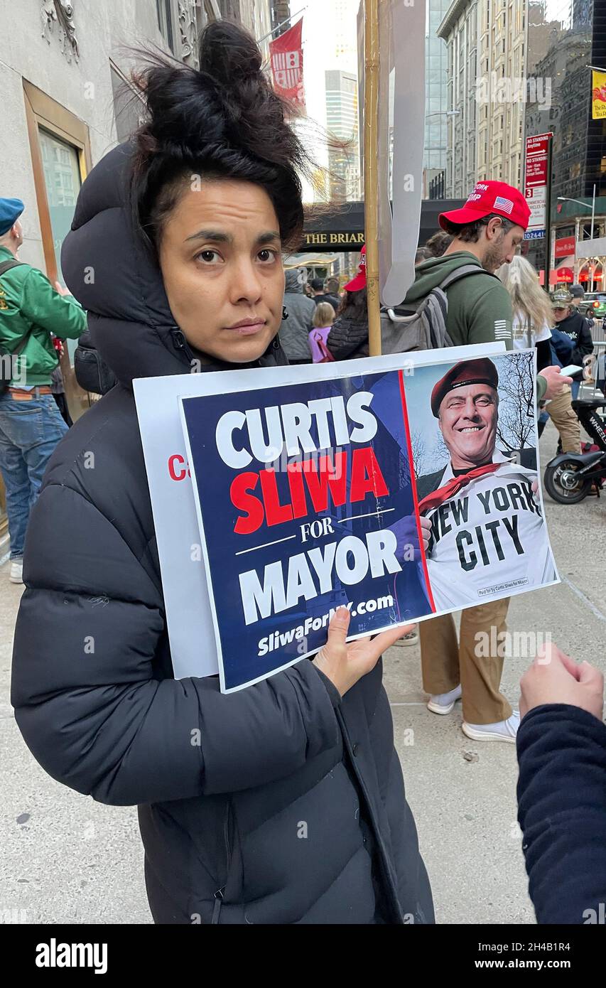 New York, NY, USA. 1 novembre 2021. Protesta sul mandato vaccinale alla Carnegie Hall di New York il 1° novembre 2021. Credit: Rainmaker Photo/Media Punch/Alamy Live News Foto Stock