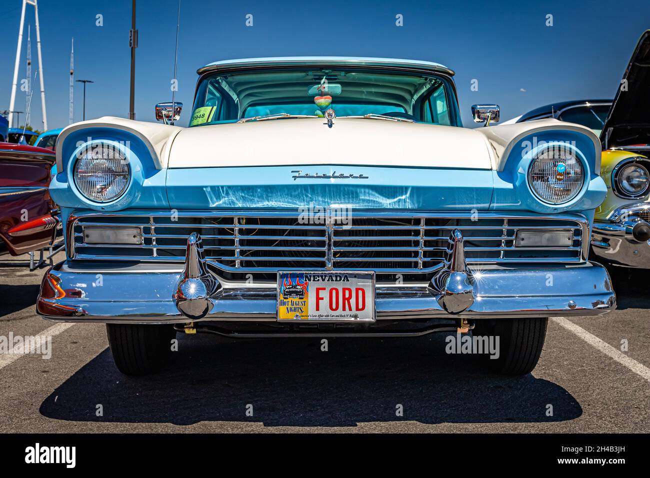 Reno, NV - 4 agosto 2021: 1957 Ford Fairlane 500 Skyliner Retrattabile Hardtop convertibile in un'esposizione di automobili locale. Foto Stock
