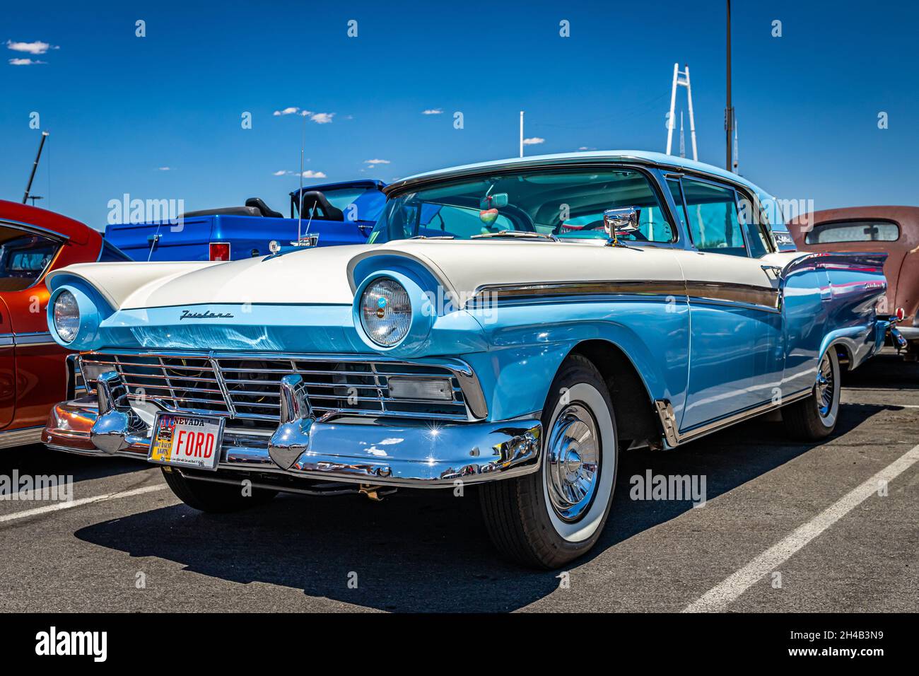 Reno, NV - 4 agosto 2021: 1957 Ford Fairlane 500 Skyliner Retrattabile Hardtop convertibile in un'esposizione di automobili locale. Foto Stock