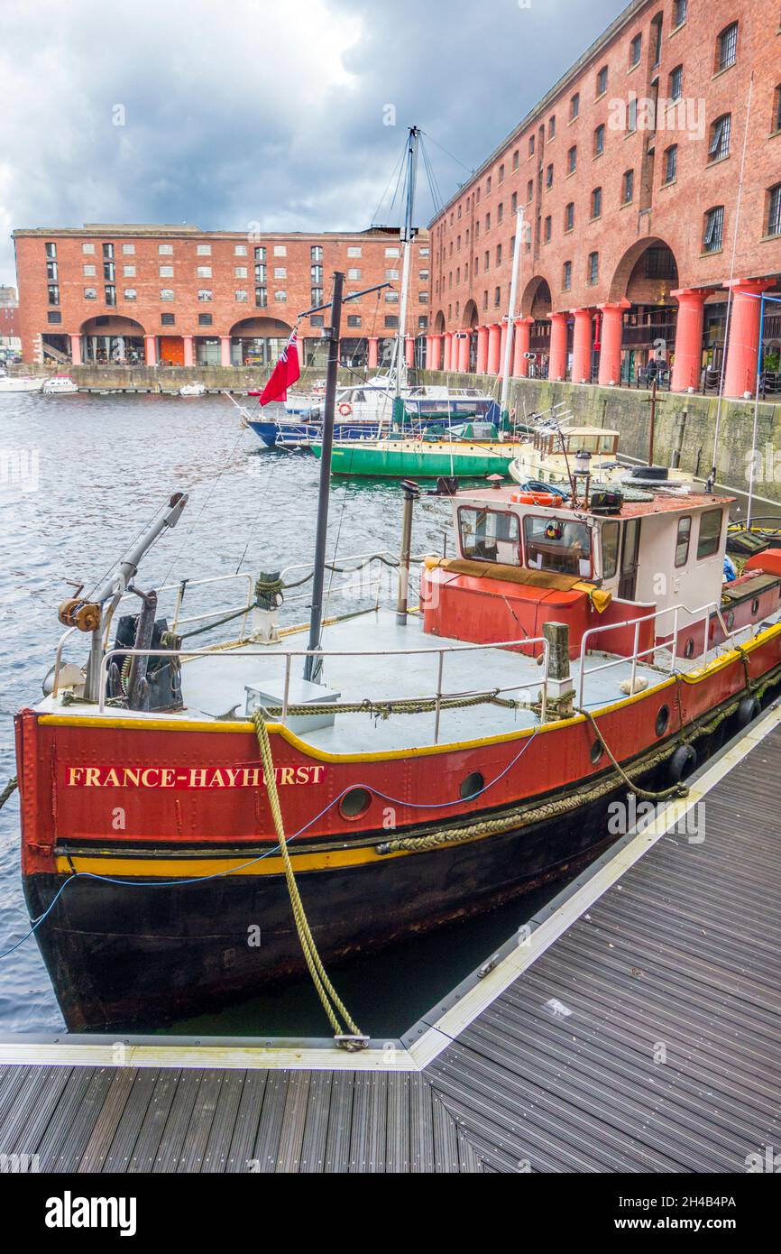 Barca a chiatta nel porto turistico presso l'Albert Docks Liverpool Foto Stock