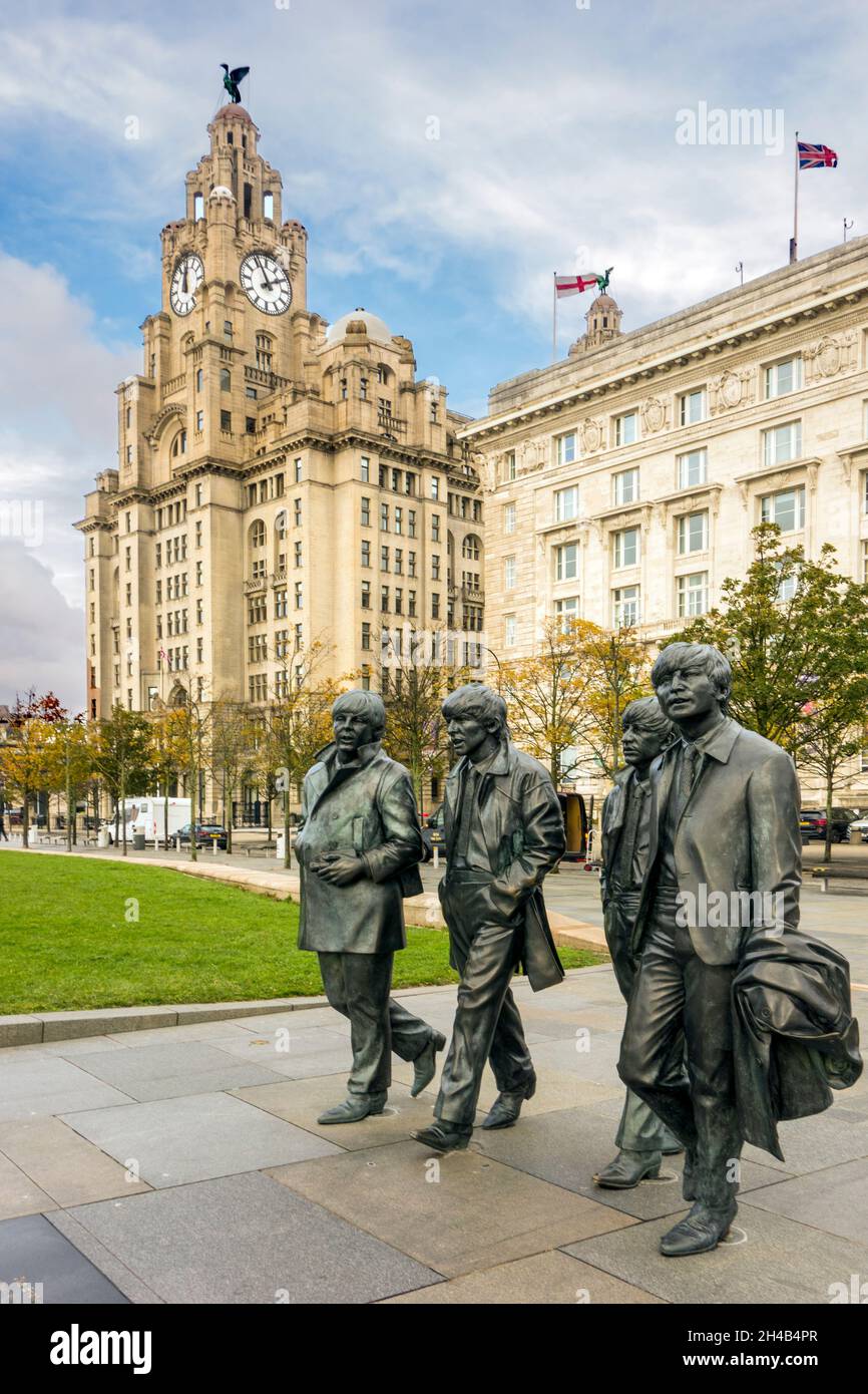 Statue di bronzo dei quattro Beatles create dallo scultore Andy Edwards di fronte agli edifici Liver sul molo di Liverpool, sul lungomare Foto Stock