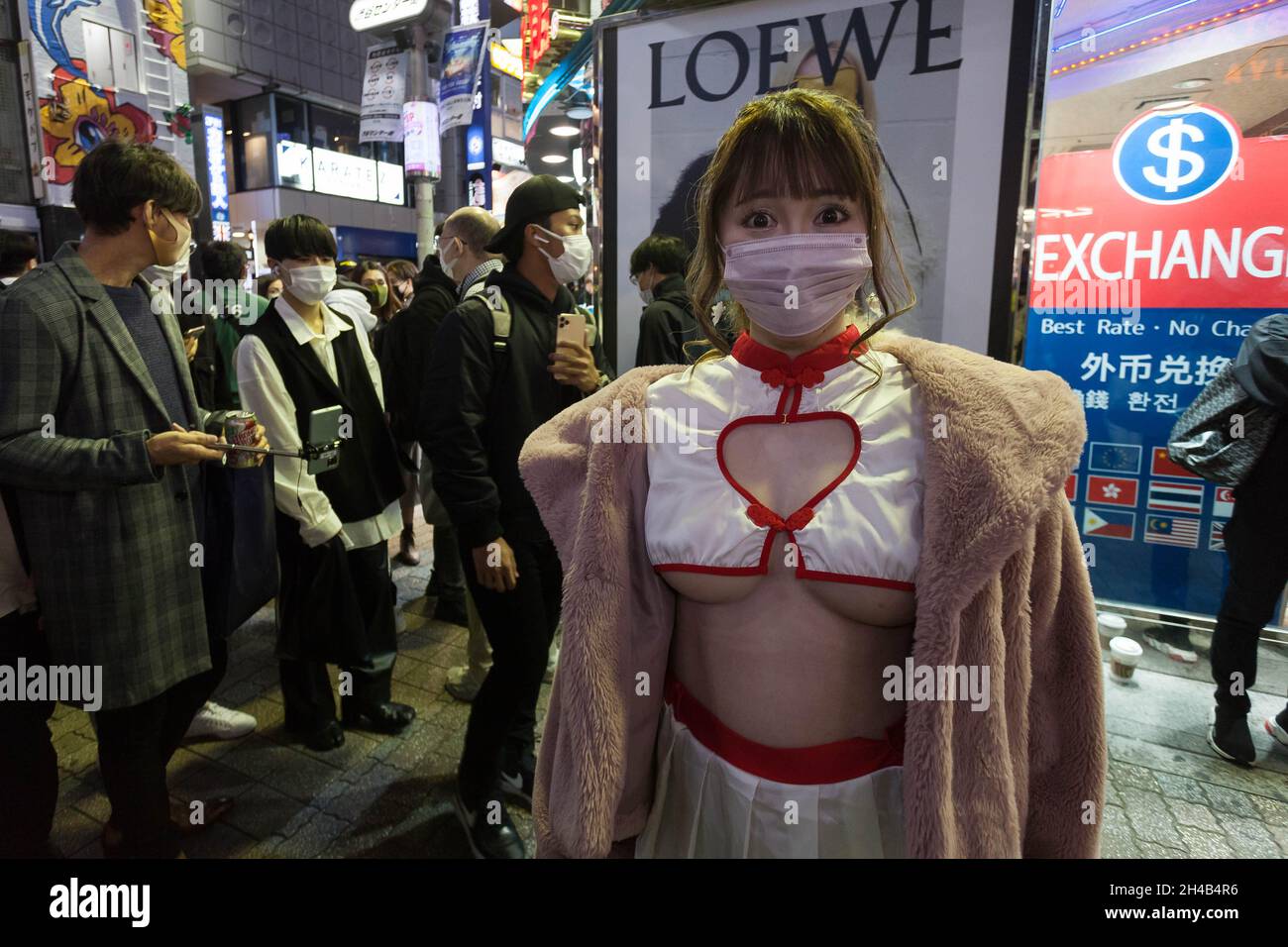 Tokyo, Giappone. 30 Ott 2021. Una donna è vista indossare un costume rivelante durante le celebrazioni di Halloween in Shibuya.il governatore del reparto Shibuya di Tokyo ha chiesto che Halloween rivelatori di rimanere lontano dal suo famoso scramble che attraversa ancora quest'anno, come misura per limitare la diffusione delle infezioni di Coronavirus. La polizia e la sicurezza privata pattuglieranno la zona nel tentativo di prevenire i problemi della folla e le vendite di alcol sono state scoraggiate nei negozi e bar locali. Credit: SOPA Images Limited/Alamy Live News Foto Stock