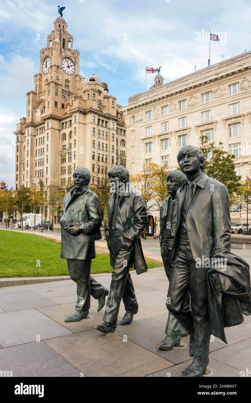 Statue di bronzo dei quattro Beatles create dallo scultore Andy Edwards di fronte agli edifici Liver sul molo di Liverpool, sul lungomare Foto Stock