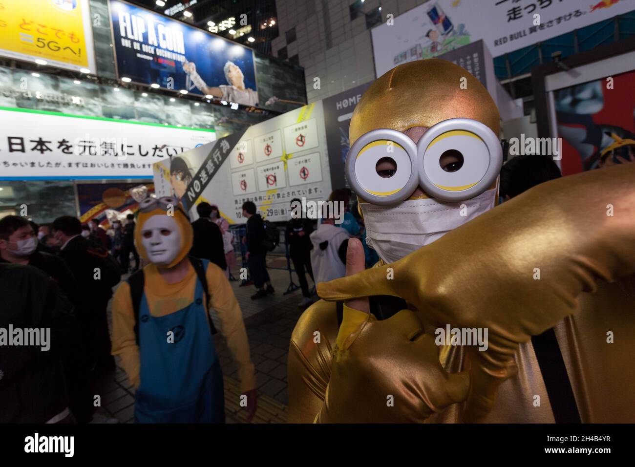 Tokyo, Giappone. 30 Ott 2021. La gente ha visto indossare i costumi del minion durante le celebrazioni di Halloween in Shibuya.il governatore del reparto di Shibuya di Tokyo ha chiesto che i rivelatori di Halloween restino via dal relativo traverso famoso di corsa ancora quest'anno, come misura per limitare la diffusione delle infezioni di Coronavirus. La polizia e la sicurezza privata pattuglieranno la zona nel tentativo di prevenire i problemi della folla e le vendite di alcol sono state scoraggiate nei negozi e bar locali. Credit: SOPA Images Limited/Alamy Live News Foto Stock