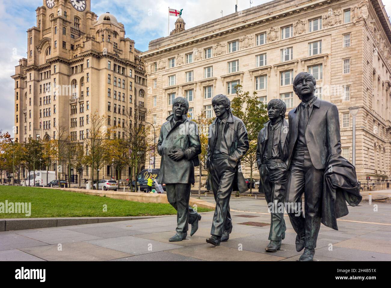 Statue di bronzo dei quattro Beatles create dallo scultore Andy Edwards di fronte agli edifici Liver sul molo di Liverpool, sul lungomare Foto Stock
