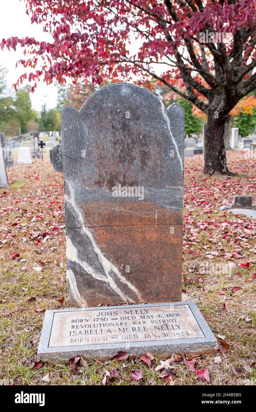 Lapide di John Neely, un patriota della Guerra rivoluzionaria, situato presso lo storico cimitero della Chiesa presbiteriana di Steele Creek a Charlotte, North Carolina. Foto Stock