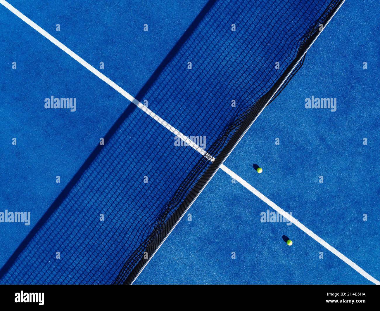 Vista dall'alto del drone aereo del campo da tennis paddle. Sport ricreativi. Foto Stock