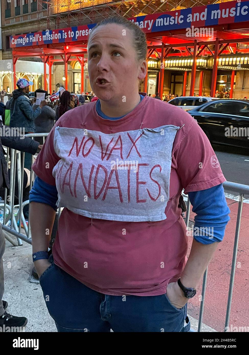 New York, NY, USA. 1 novembre 2021. Protesta sul mandato vaccinale alla Carnegie Hall di New York il 1° novembre 2021. Credit: Rainmaker Photo/Media Punch/Alamy Live News Foto Stock