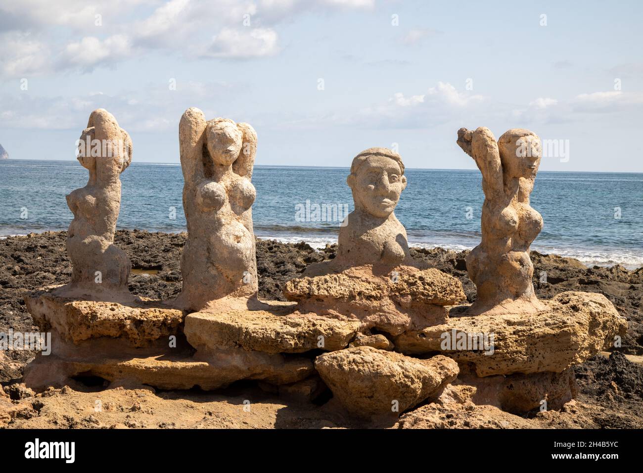 La bella spiaggia di fronte all'isola di Maiorca in Spagna che mostra le sculture di roccia statua sulla spiaggia conosciuta come Platja de Son Serra de Marina in Foto Stock