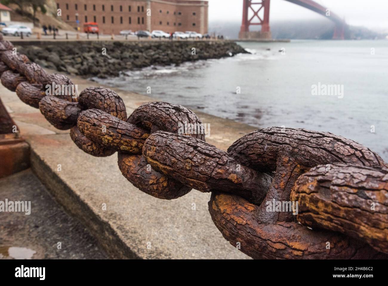 Bella vecchia catena di recinzione al Golden Gate Bridge a San Francisco, USA Foto Stock