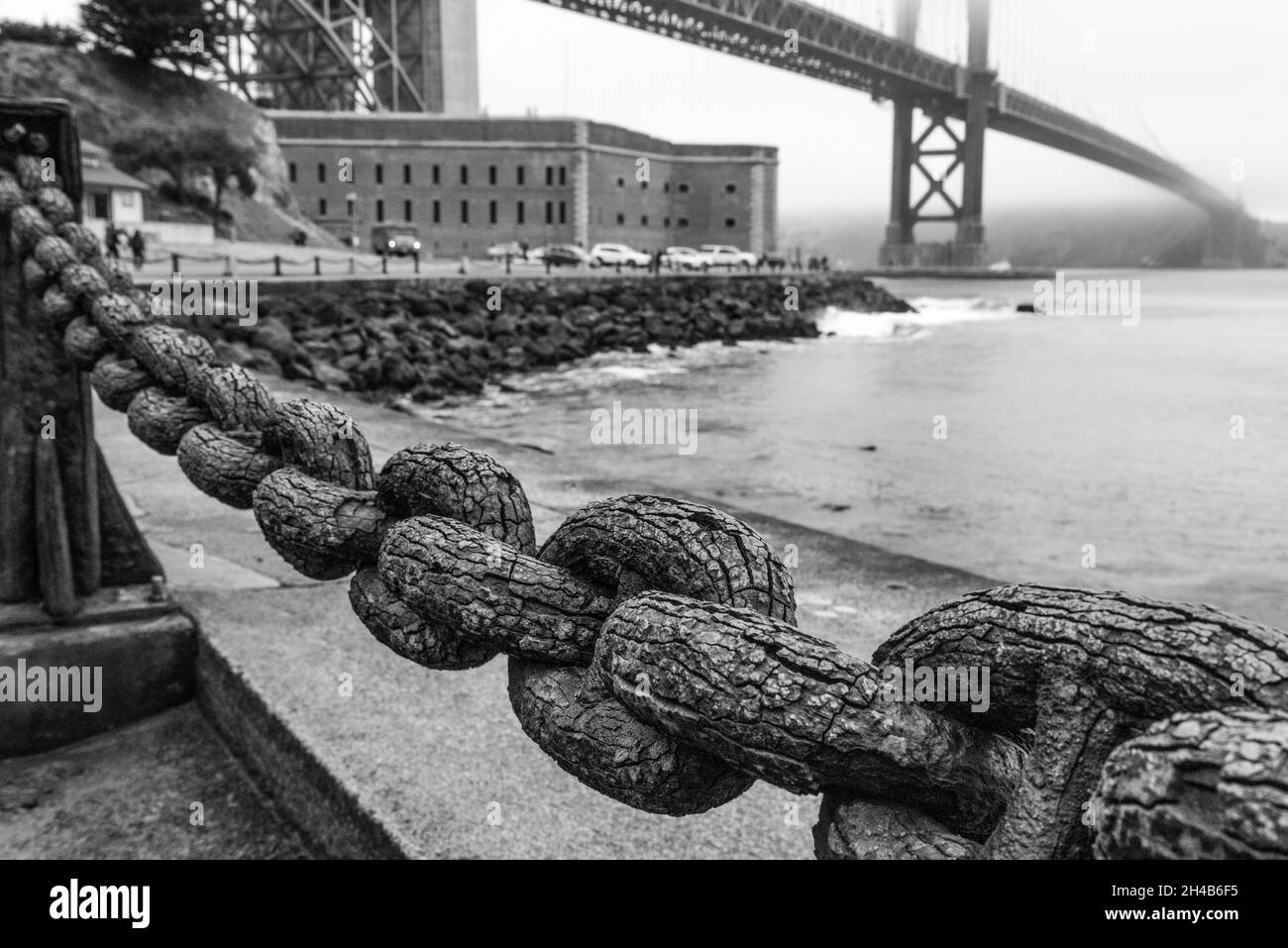 Bella vecchia catena di recinzione al Golden Gate Bridge a San Francisco, USA Foto Stock