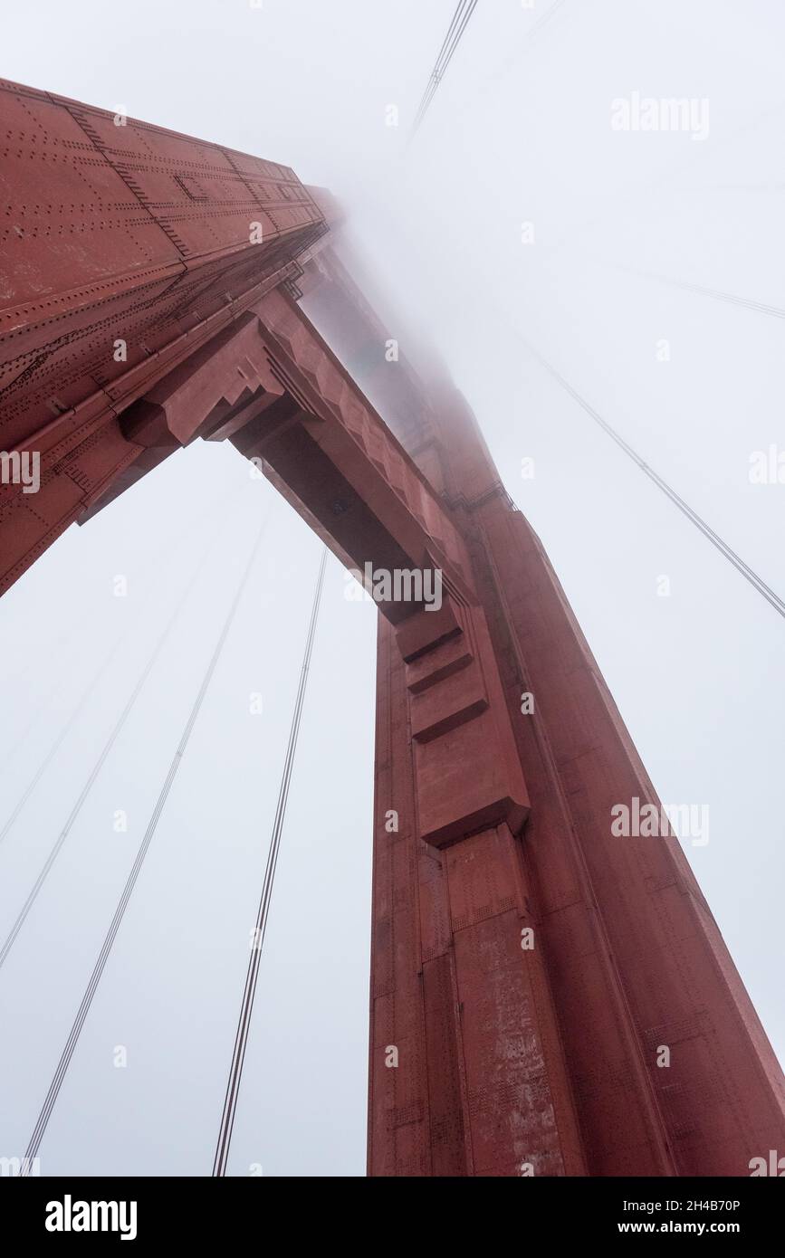 Sotto un pilastro gigante del Golden Gate Bridge, San Francisco, USA Foto Stock