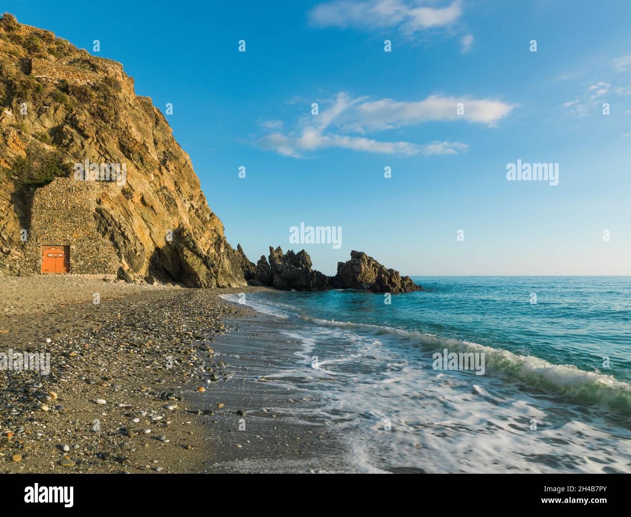 Spiaggia di Alberquillas, sito naturale di Acantilado de Maro-Cerro Gordo, Maro, Nerja, Andalusia, Spagna Foto Stock