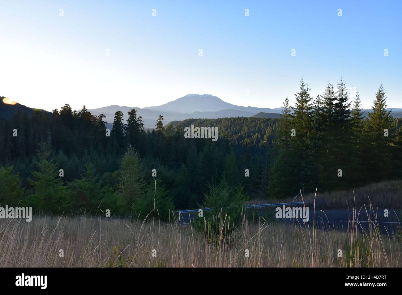 Serata in una giornata limpida, una vista del lato sud del Monte Saint Helens da un punto di vista nella Gifford Pinchot National Forest, Washington state, USA Foto Stock