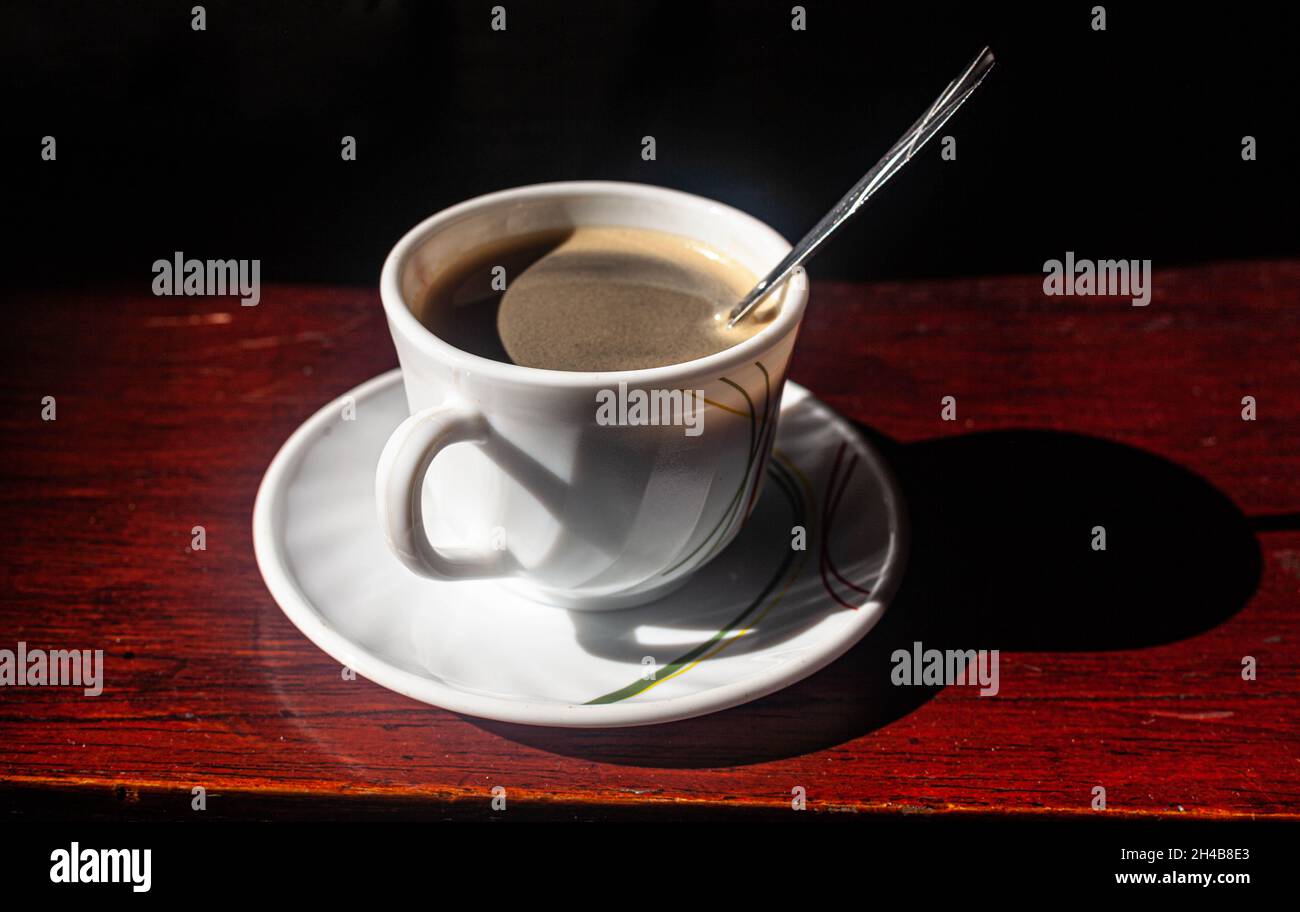 Una tazza di caffè su un piattino, con un cucchiaio di caffè, Cartagena de Indias, Colombia. Foto Stock