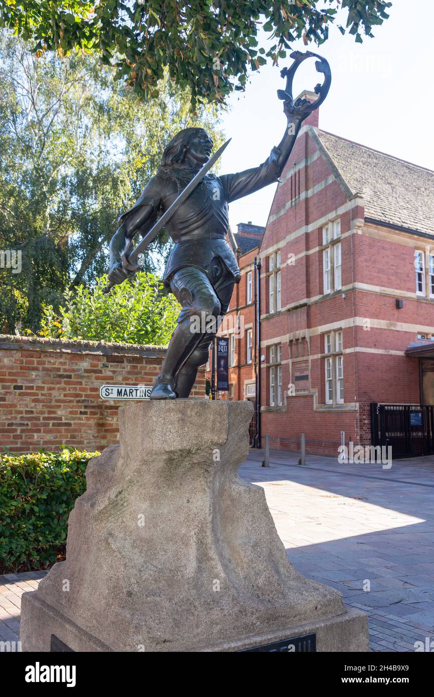Statua del re Riccardo III, St Martins, Città di Leicester, Leicestershire, Inghilterra, Regno Unito Foto Stock