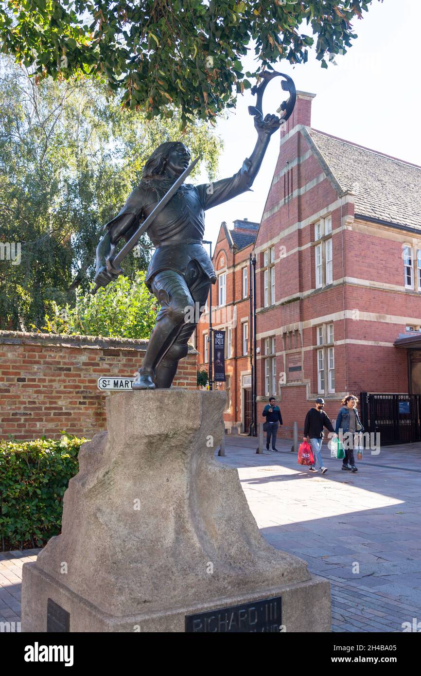 Statua del re Riccardo III, St Martins, Città di Leicester, Leicestershire, Inghilterra, Regno Unito Foto Stock