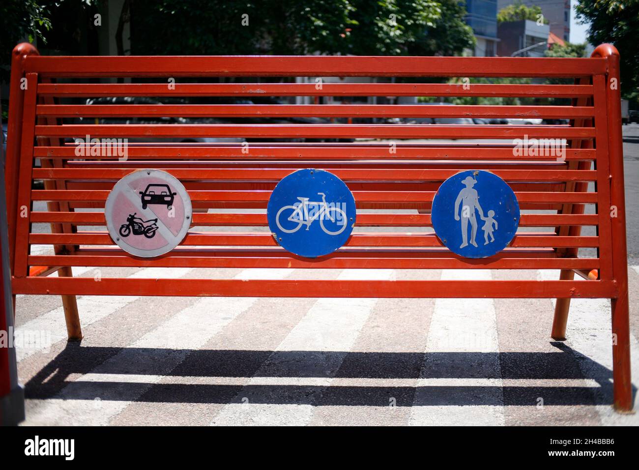 segnaletica stradale sulla recinzione Foto Stock