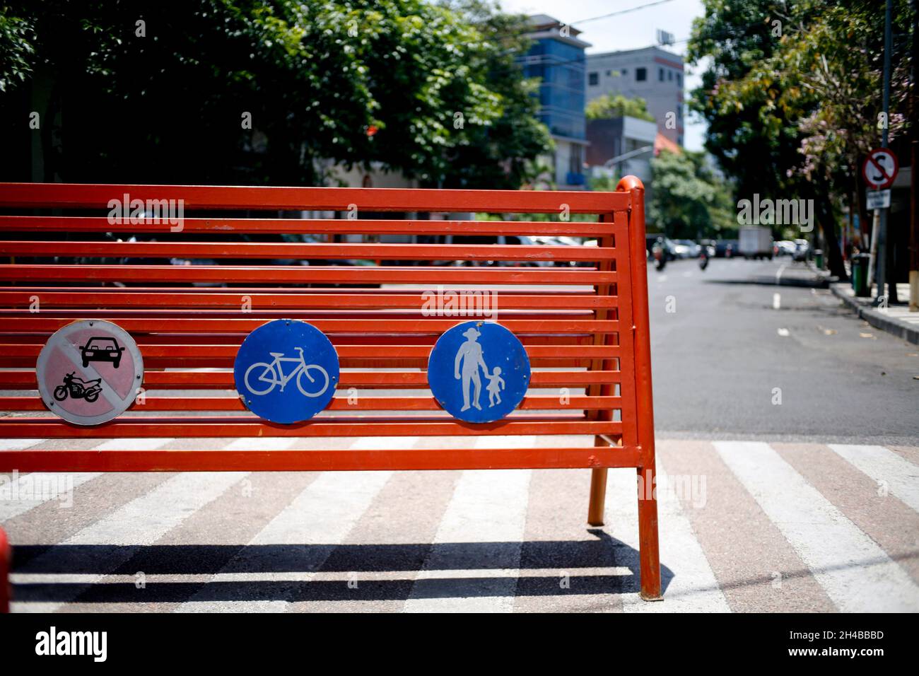 segnaletica stradale sulla recinzione Foto Stock