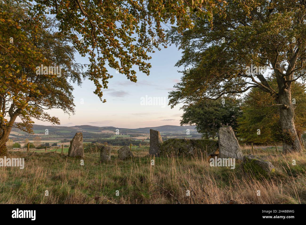 Una veduta del vecchio Keig Stone Circle in autunno guardando verso l'Howe di Alford in Aberdeenshire Foto Stock