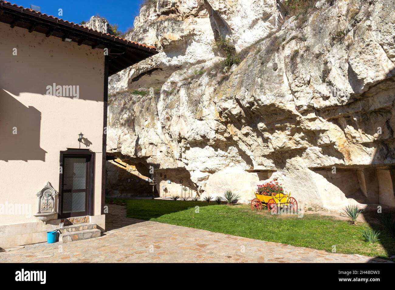 Monastero medievale di roccia di Basarbovo dedicato a San Dimitar Basarbowski, Ruse Regione, Bulgaria Foto Stock