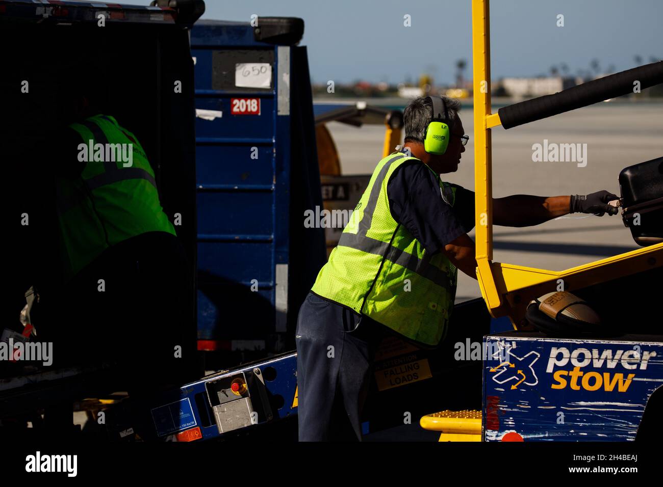 Los Angeles, California, Stati Uniti. 29 marzo 2019. Gli equipaggi di terra lavorano per scaricare i bagagli da un gruppo American Airlines Inc. Airbus se A321T (registrazione N116AN) arriva da JFK sull'asfalto dell'aeroporto internazionale di Los Angeles (LAX) venerdì 29 marzo 2019 a Los Angeles, California © 2019 Patrick T. Fallon (Credit Image: © Patrick Fallon/ZUMA Press Wire) Foto Stock