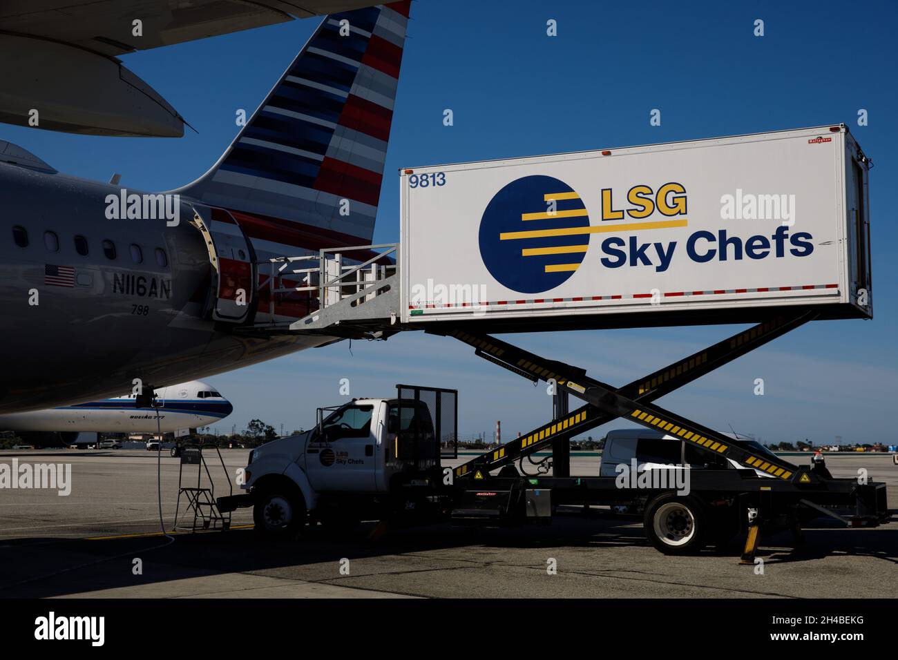 Los Angeles, California, Stati Uniti. 29 marzo 2019. LSG Sky Chefs catering Truck carica un American Airlines Group Inc. Airbus se A321T (registrazione N116AN) sulla pista all'aeroporto internazionale di Los Angeles (LAX) venerdì 29 marzo 2019 a Los Angeles, California © 2019 Patrick T. Fallon (Credit Image: © Patrick Fallon/ZUMA Press Wire) Foto Stock