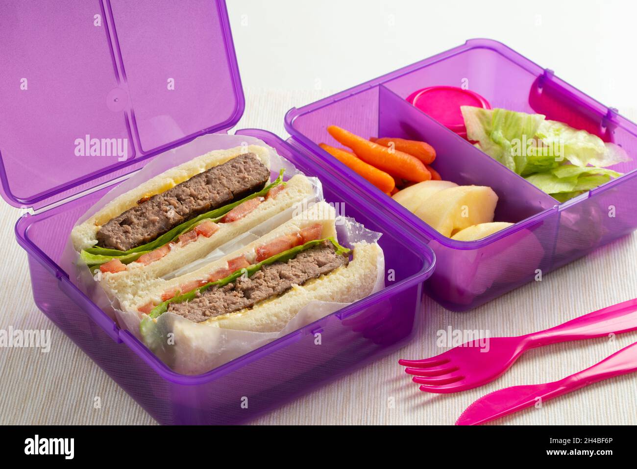 Pranzo al sacco sano con sandwich, verdure fresche e frutta Foto Stock