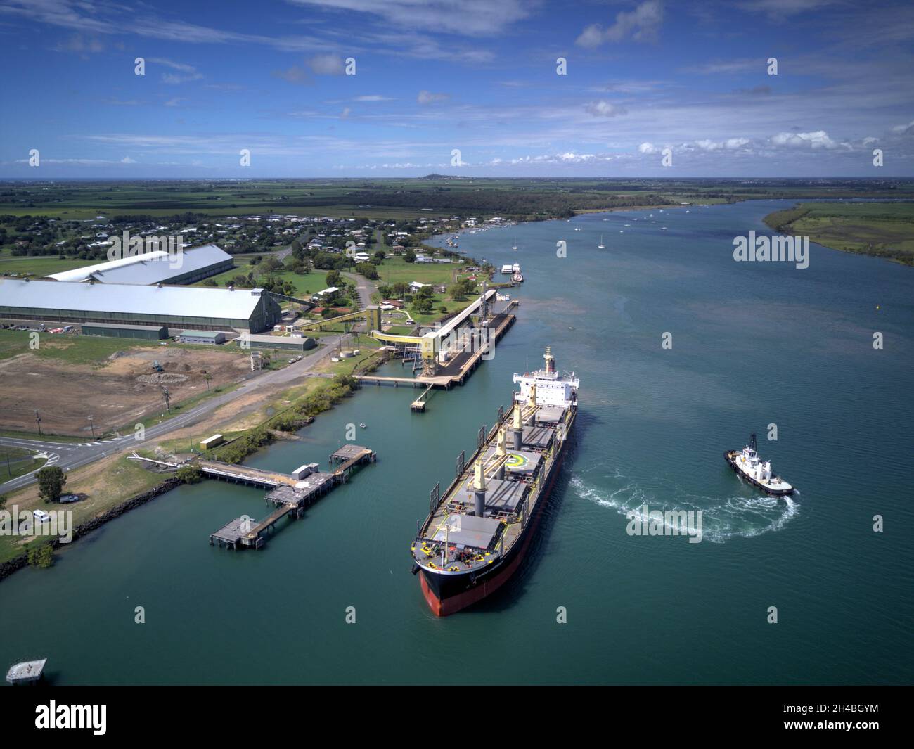 Aereo della nave da carico MV Cosmo Harmony 12 con partenza con un carico di zucchero greggio al porto di Bundaberg sul Burnet River Queensland Australia Foto Stock