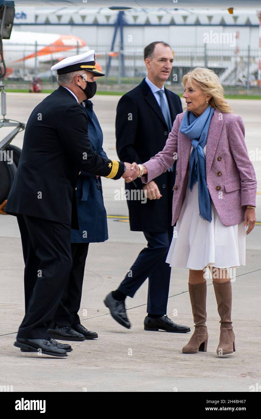 ADM posteriore. Anthony Carullo, comandante, Gruppo sottomarino 8, saluta First Lady Dr. Jill Biden a bordo Naval Support Activity (NSA) Napoli, Capodichino, 1 novembre 2021. Biden ha visitato studenti, genitori e membri della comunità come parte della sua iniziativa della Casa Bianca che unisce le forze, un programma che sostiene le famiglie militari e veterane, gli assistenti e i sopravvissuti. NSA Napoli è una base operativa a terra che consente alle forze degli Stati Uniti, alleate e partner nazionali di essere dove sono necessarie, quando sono necessarie per garantire sicurezza e stabilità in Europa, Africa e Sud-Ovest asiatico. (STATI UNITI Foto Navy di Mass COM Foto Stock