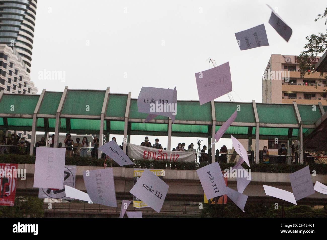 Bangkok, Tailandia. 31 ottobre 2021. I manifestanti hanno sparso fogli di carta che attestavano l'abrogazione dell'articolo 112 della legge lese majeste. (Foto di Atiwat Siltamethanont/Pacific Press) Credit: Pacific Press Media Production Corp./Alamy Live News Foto Stock