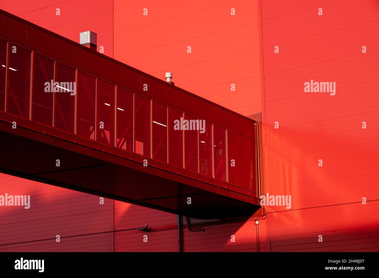 Helsinki / Finlandia - 1° NOVEMBRE 2021: Primo piano di un moderno skyway che collega un edificio rosso. Foto Stock