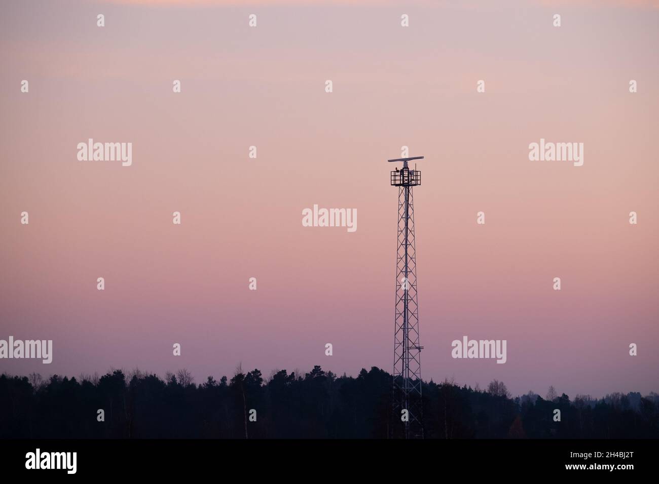 Helsinki / Finlandia - 1° NOVEMBRE 2021: Primo piano di un radar a X-band rotante sulla sommità di un palo metallico contro il cielo vivido. Foto Stock