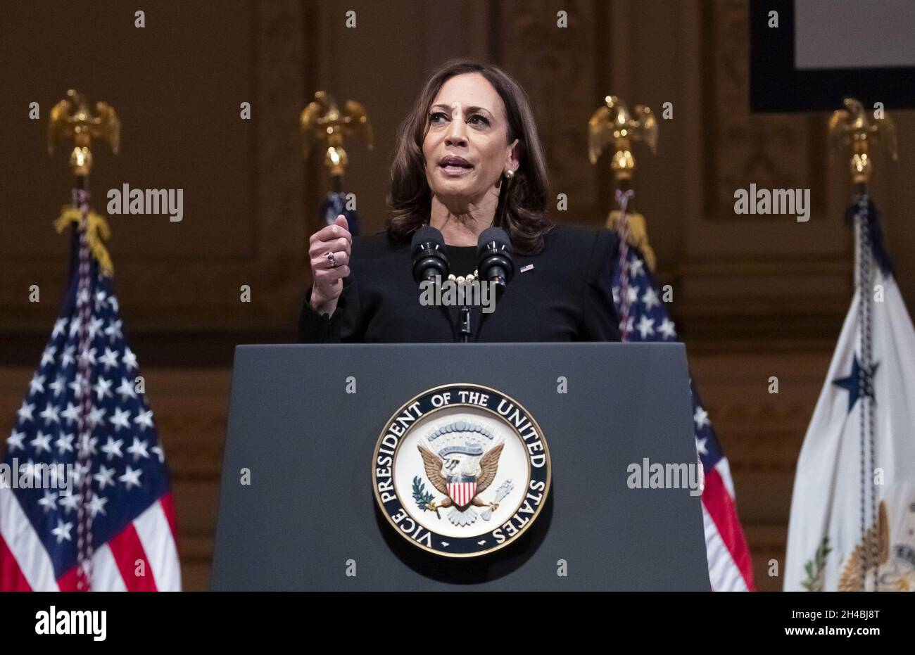 New York, Stati Uniti. 01 Novembre 2021. Il Vice Presidente degli Stati Uniti Kamala Harris si rivolge a un evento che segna il 30° anniversario della National Action Network del Rev. Al Sharpton presso la Carnegie Hall di New York, New York, lunedì 1 novembre 2021. Foto di Justin Lane/UPI Credit: UPI/Alamy Live News Foto Stock