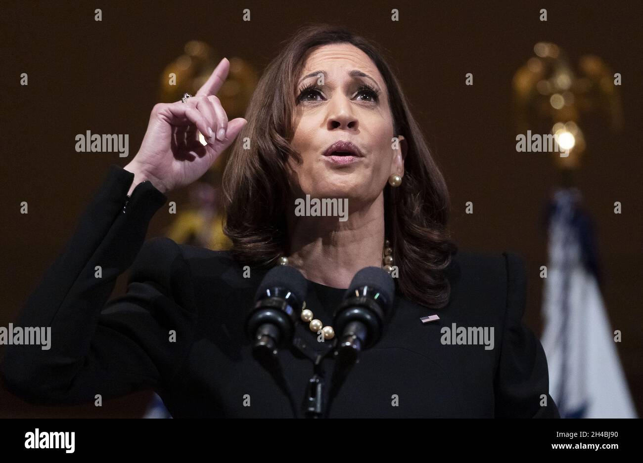 New York, Stati Uniti. 01 Novembre 2021. Il Vice Presidente degli Stati Uniti Kamala Harris si rivolge a un evento che segna il 30° anniversario della National Action Network del Rev. Al Sharpton presso la Carnegie Hall di New York, New York, lunedì 1 novembre 2021. Foto di Justin Lane/UPI Credit: UPI/Alamy Live News Foto Stock