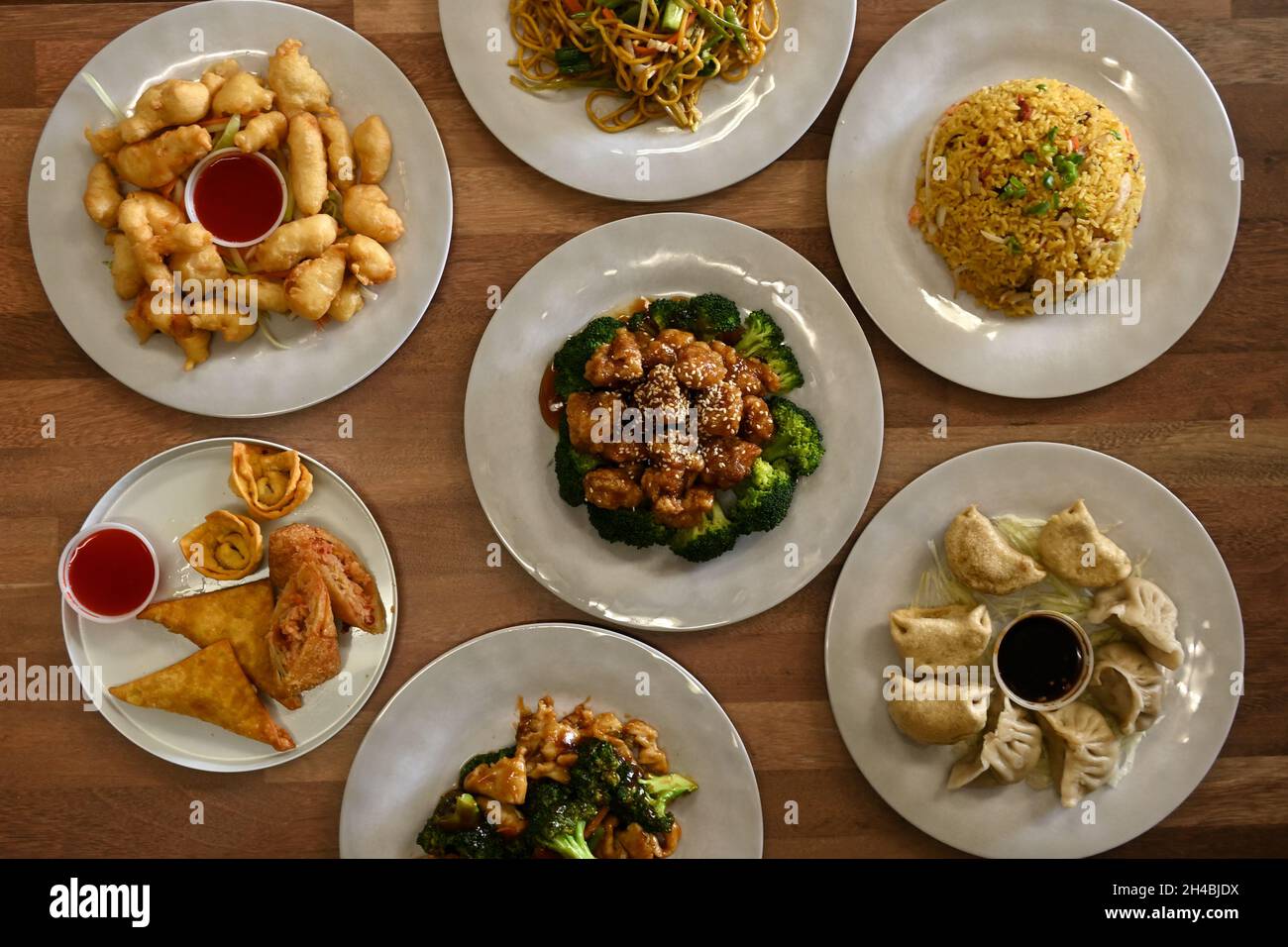 Food Story, cucina asiatica, piatti cinesi preparati per la cena o piatti da asporto sul tavolo Foto Stock