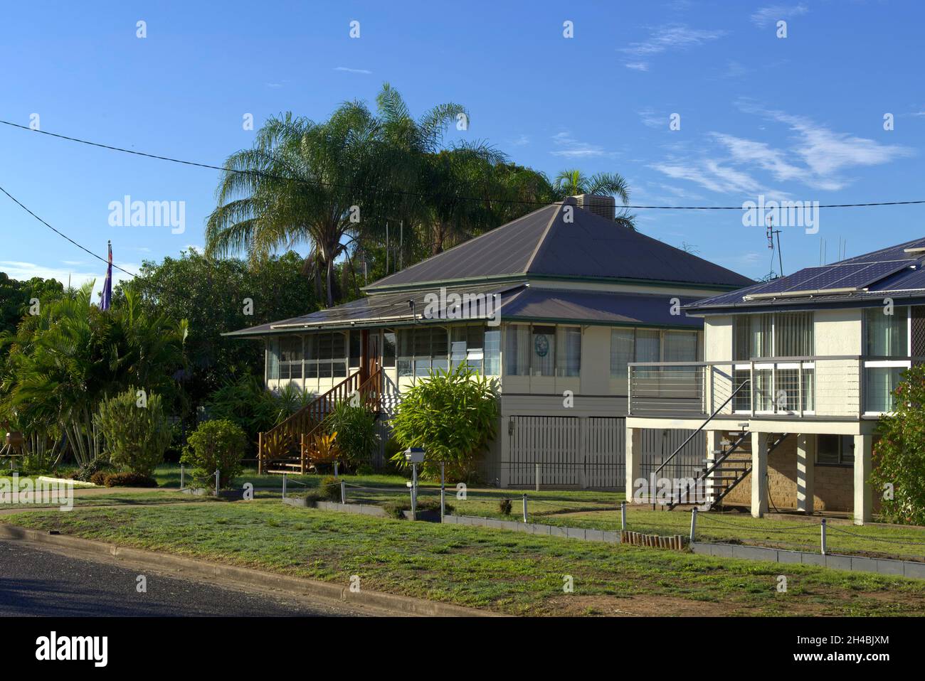 Casa residenziale che fa parte del paesaggio urbano su Meson Street Gayndah Queensland Australia Foto Stock