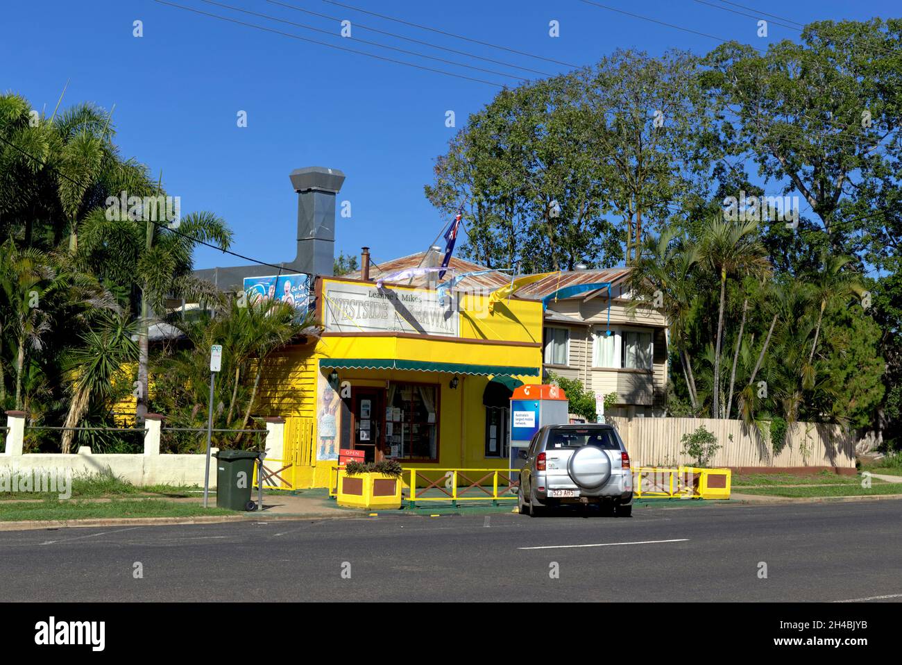 Il negozio da asporto Leanne e Mikes forma una parte colorata del paesaggio urbano di Meson Street Gayndah Queensland Australia Foto Stock