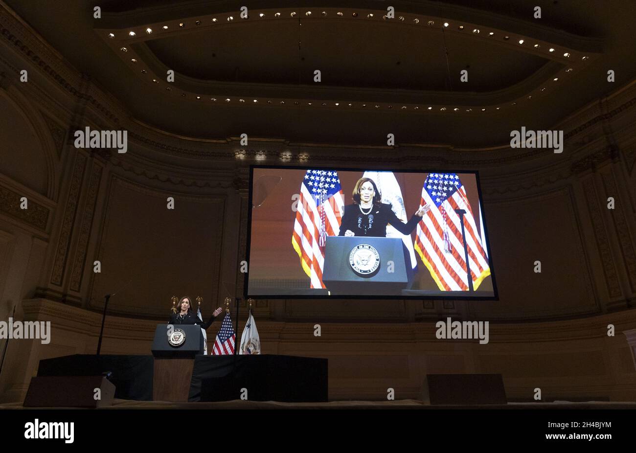 New York, Stati Uniti. 01 Novembre 2021. Il Vice Presidente degli Stati Uniti Kamala Harris si rivolge a un evento che segna il 30° anniversario della National Action Network del Rev. Al Sharpton presso la Carnegie Hall di New York, New York, lunedì 1 novembre 2021. Foto di Justin Lane/UPI Credit: UPI/Alamy Live News Foto Stock