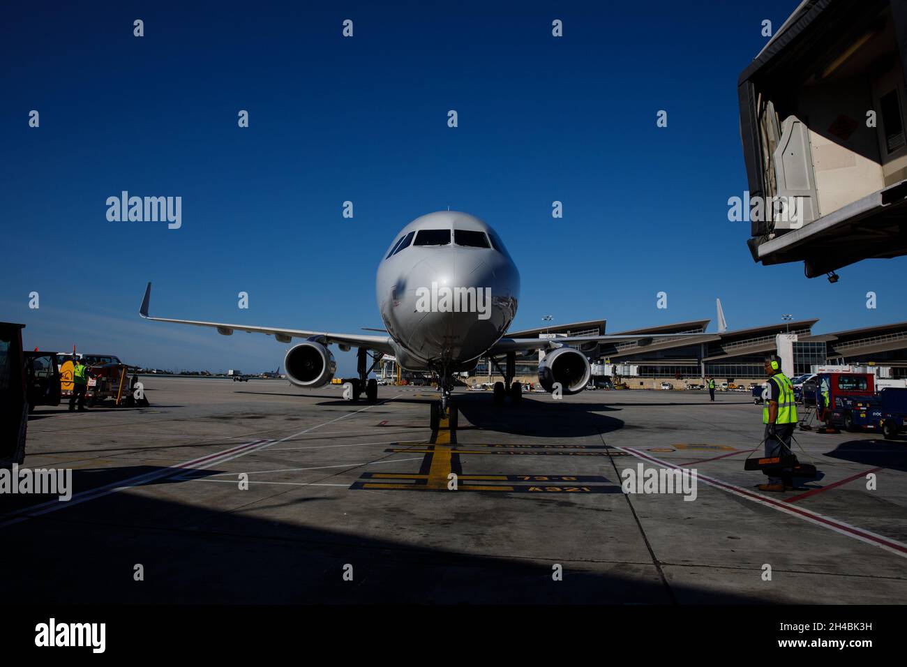 Los Angeles, California, Stati Uniti. 29 marzo 2019. Un American Airlines Group Inc. Airbus se A321T (registrazione N116AN) arriva da JFK sul asfalto al cancello dell'aeroporto internazionale di Los Angeles (LAX) venerdì 29 marzo 2019 a Los Angeles, California © 2019 Patrick T. Fallon (Credit Image: © Patrick Fallon/ZUMA Press Wire) Foto Stock