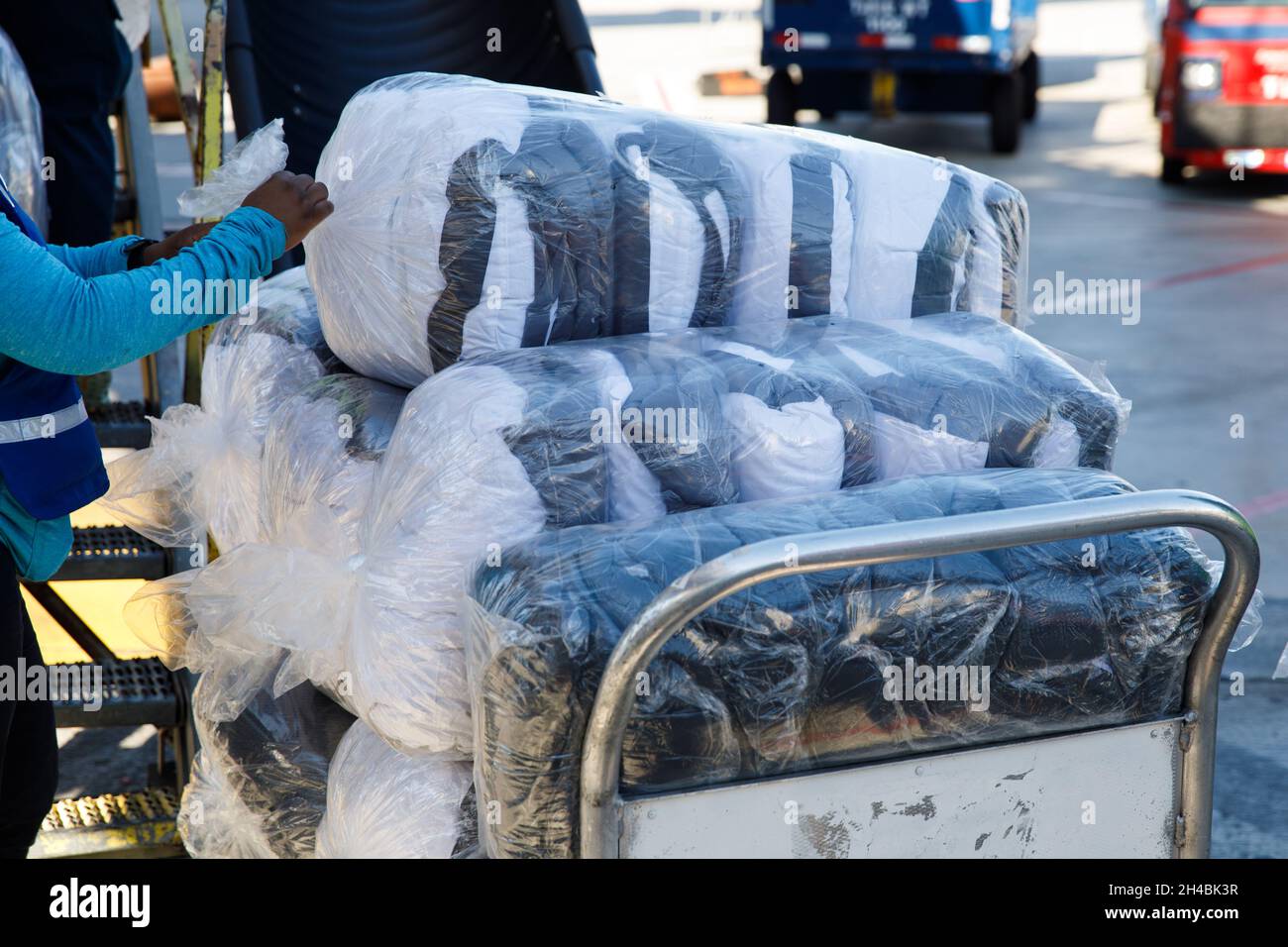 Los Angeles, California, Stati Uniti. 29 marzo 2019. Gli equipaggi a terra caricano coperte per i passeggeri di cabina premium in un American Airlines Group Inc. Airbus se A321T (registrazione N116AN) sul asfalto all'aeroporto internazionale di Los Angeles (LAX) venerdì 29 marzo 2019 a Los Angeles, California © 2019 Patrick T. Fallon (Credit Image: © Patrick Fallon/ZUMA Press Wire) Foto Stock