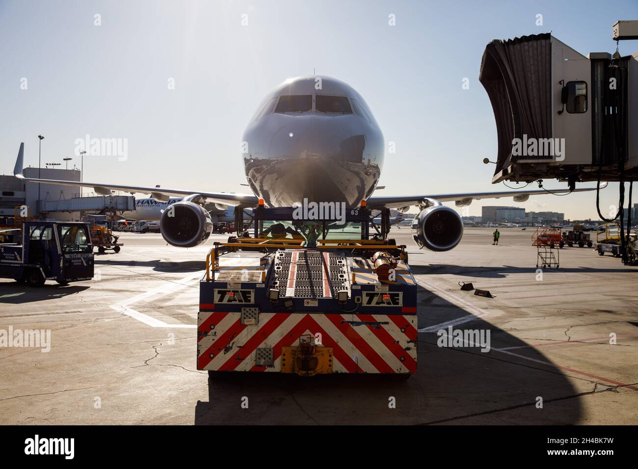 Los Angeles, California, Stati Uniti. 29 marzo 2019. Un American Airlines Group Inc. Airbus se A321T (registrazione N103NN) viene spinto indietro sul asfalto all'aeroporto internazionale di Los Angeles (LAX) venerdì 29 marzo 2019 a Los Angeles, California © 2019 Patrick T. Fallon (Credit Image: © Patrick Fallon/ZUMA Press Wire) Foto Stock