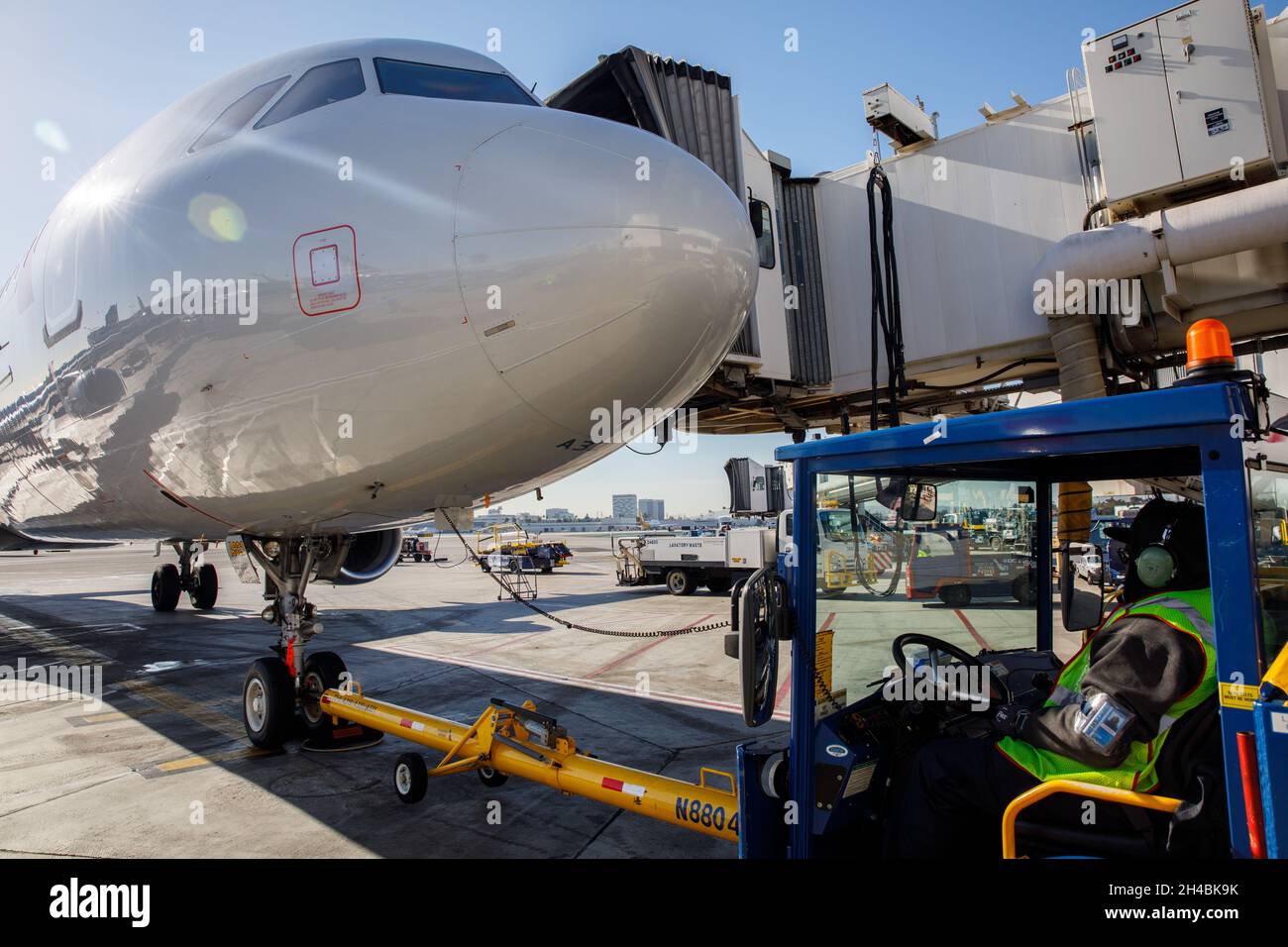 Los Angeles, California, Stati Uniti. 29 marzo 2019. Un American Airlines Group Inc. Airbus se A321T (registrazione N103NN) si prepara per il pushback sul tarmac presso l'aeroporto internazionale di Los Angeles (LAX) venerdì 29 marzo 2019 a Los Angeles, California © 2019 Patrick T. Fallon (Credit Image: © Patrick Fallon/ZUMA Press Wire) Foto Stock