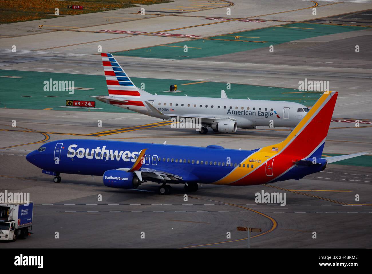 Los Angeles, California, Stati Uniti. 28 marzo 2019. Boeing Co. 737-800 (registrazione N8658A) e American Eagle E175 (registrazione N200NN) sul Tarmac presso l'aeroporto internazionale di Los Angeles (LAX) giovedì 28 marzo 2019 a Los Angeles, California © 2019 Patrick T. Fallon (Credit Image: © Patrick Fallon/ZUMA Press Wire) Foto Stock